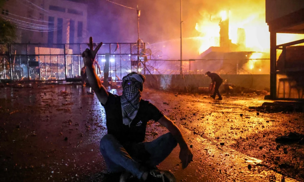 Χάος! Λιβανέζοι καίνε την αμερικανική πρεσβεία στην Βηρυτό όσο η Χεζμπολάχ σφυροκοπά ανελέητα το Ισραήλ-"Είμαστε χίλιες φορές ισχυρότεροι'' είπε η οργάνωση (Βίντεο)